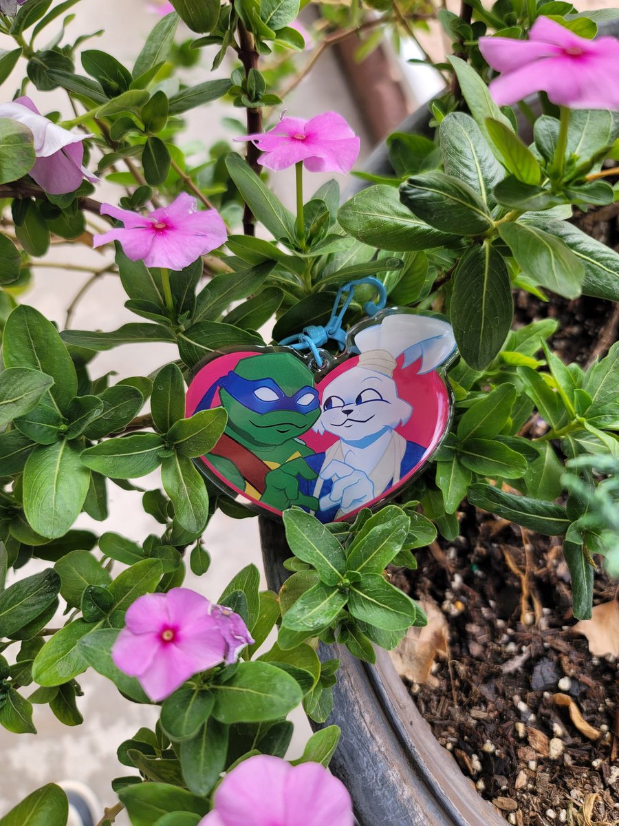 Scarredwoods's tweet image. KEYCHAIN UPDATE:
I ordered an example in advance and it came in! The pre-orders were ordered separately and should be here by the second week of May. Once I get the shipment, I'll be making a video of packaging all the orders I got and sending them off.
#leosagi