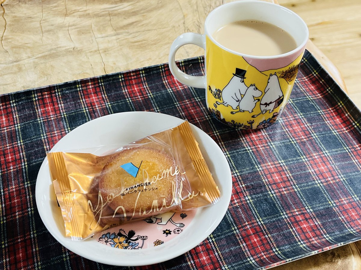 mYxyttg5r6dHiHu's tweet photo. ゴールデンウィークなかびの平日の木曜日です。
肌寒いです。何処かお花を見に行きたいけどどうしよう。
とりあえずあったかいミルクティーを飲みながら横浜の塩バニラフィナンシェを食べて考えます。

#おうちカフェ
#横浜バニラ
#加賀みるく
#PGtips
#アラビア https://t.co/iZKzPWdW7J