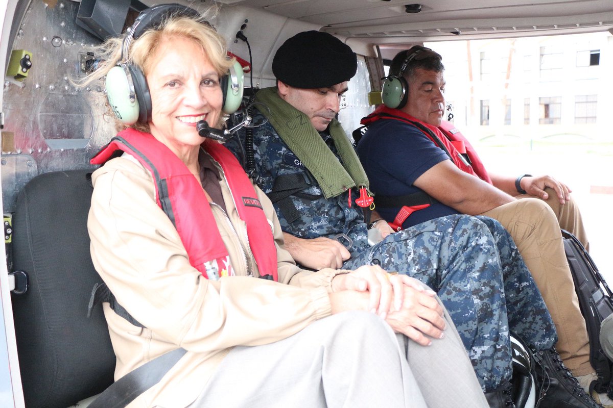 DPRTarapaca's tweet photo. En helicóptero, delegada presidencial de #Tarapaca, Adriana Tapia, acompañada del comandante en jefe de la @Armada_IVZN,  contraalmirante Fernando Méndez, presencian navegación por #Iquique del Buque Escuela Esmeralda. https://t.co/3frcVTJnqJ