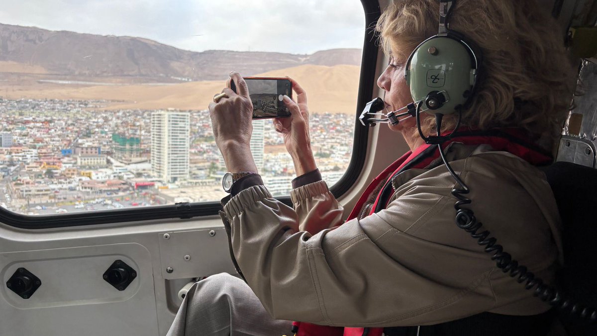 DPRTarapaca's tweet photo. En helicóptero, delegada presidencial de #Tarapaca, Adriana Tapia, acompañada del comandante en jefe de la @Armada_IVZN,  contraalmirante Fernando Méndez, presencian navegación por #Iquique del Buque Escuela Esmeralda. https://t.co/3frcVTJnqJ