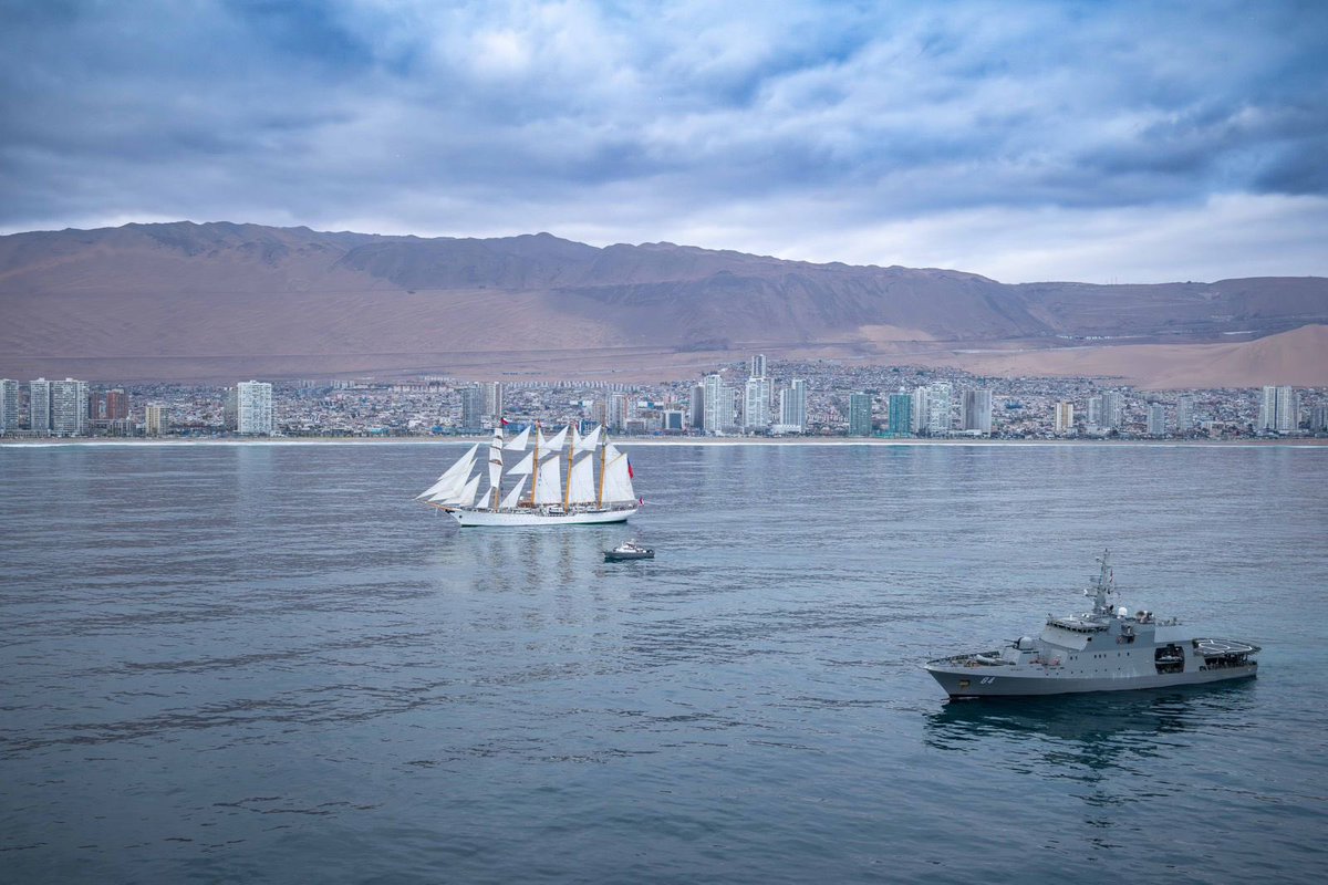DPRTarapaca's tweet photo. En helicóptero, delegada presidencial de #Tarapaca, Adriana Tapia, acompañada del comandante en jefe de la @Armada_IVZN,  contraalmirante Fernando Méndez, presencian navegación por #Iquique del Buque Escuela Esmeralda. https://t.co/3frcVTJnqJ