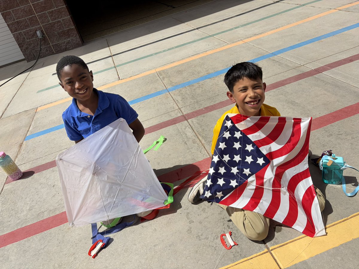 APena_LCES's tweet photo. Perfect weather for Kite Day at LCES!🪁 @LChavez_ES https://t.co/UflGRVqc2V