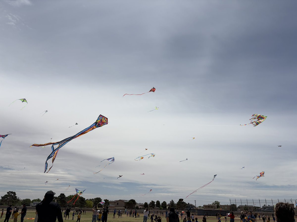 APena_LCES's tweet photo. Perfect weather for Kite Day at LCES!🪁 @LChavez_ES https://t.co/UflGRVqc2V