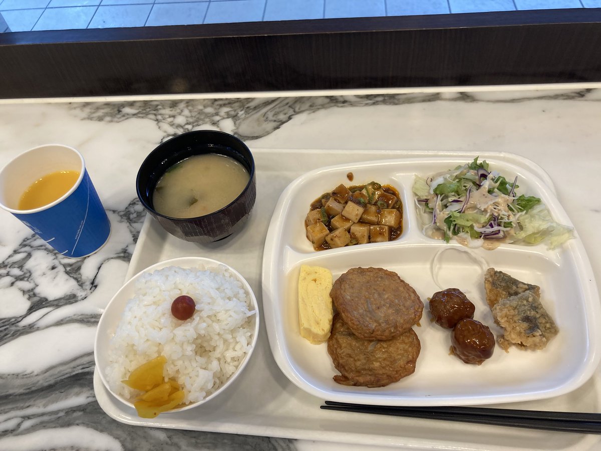 hmdbike's tweet photo. おはようございます

バイクを見ながら朝ごはん食べてます
今日は1日雨なのでホテルにこもって編集作業に勤しみます🫡 https://t.co/yHMjCjdAvZ