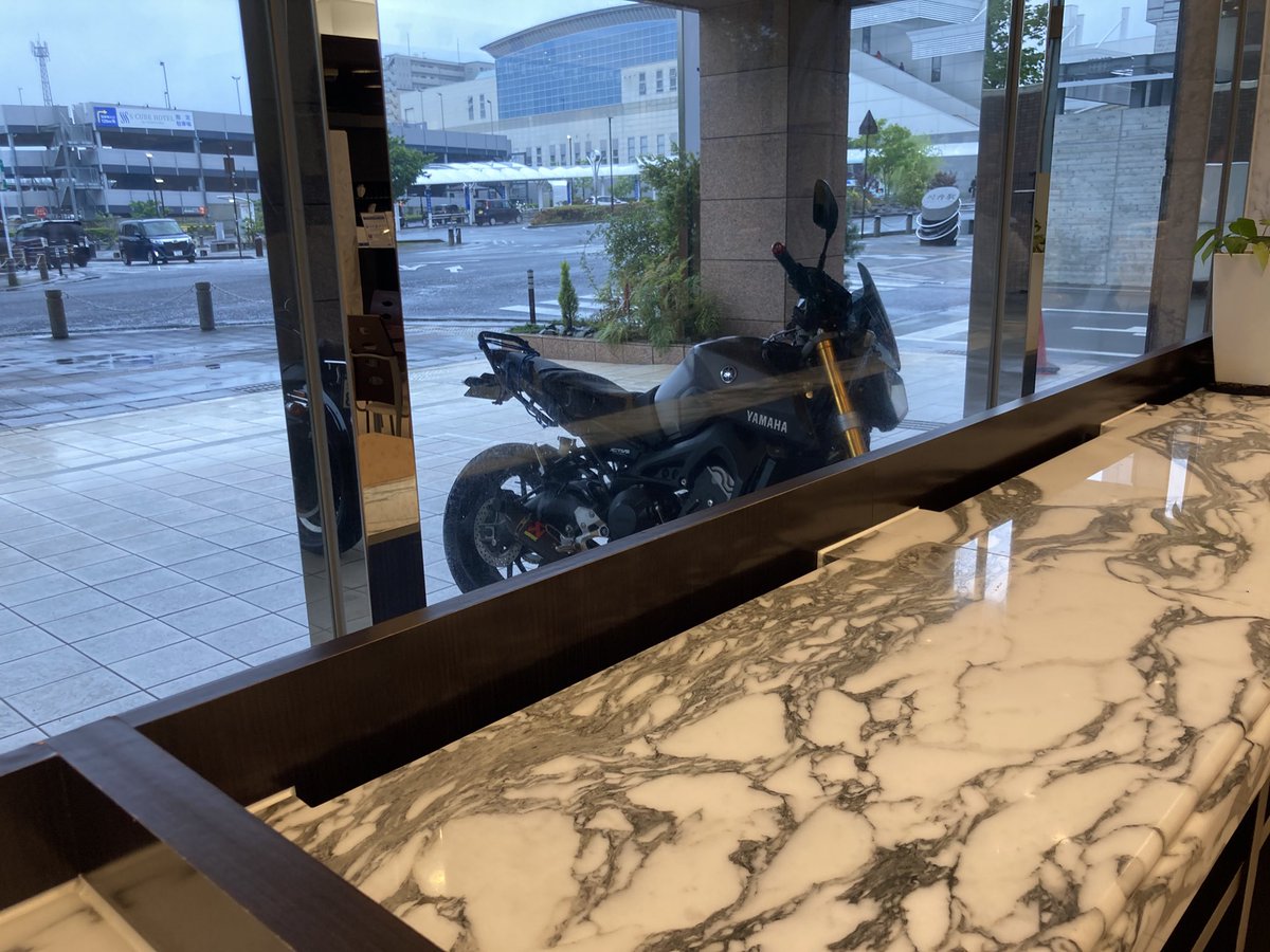 hmdbike's tweet photo. おはようございます

バイクを見ながら朝ごはん食べてます
今日は1日雨なのでホテルにこもって編集作業に勤しみます🫡 https://t.co/yHMjCjdAvZ