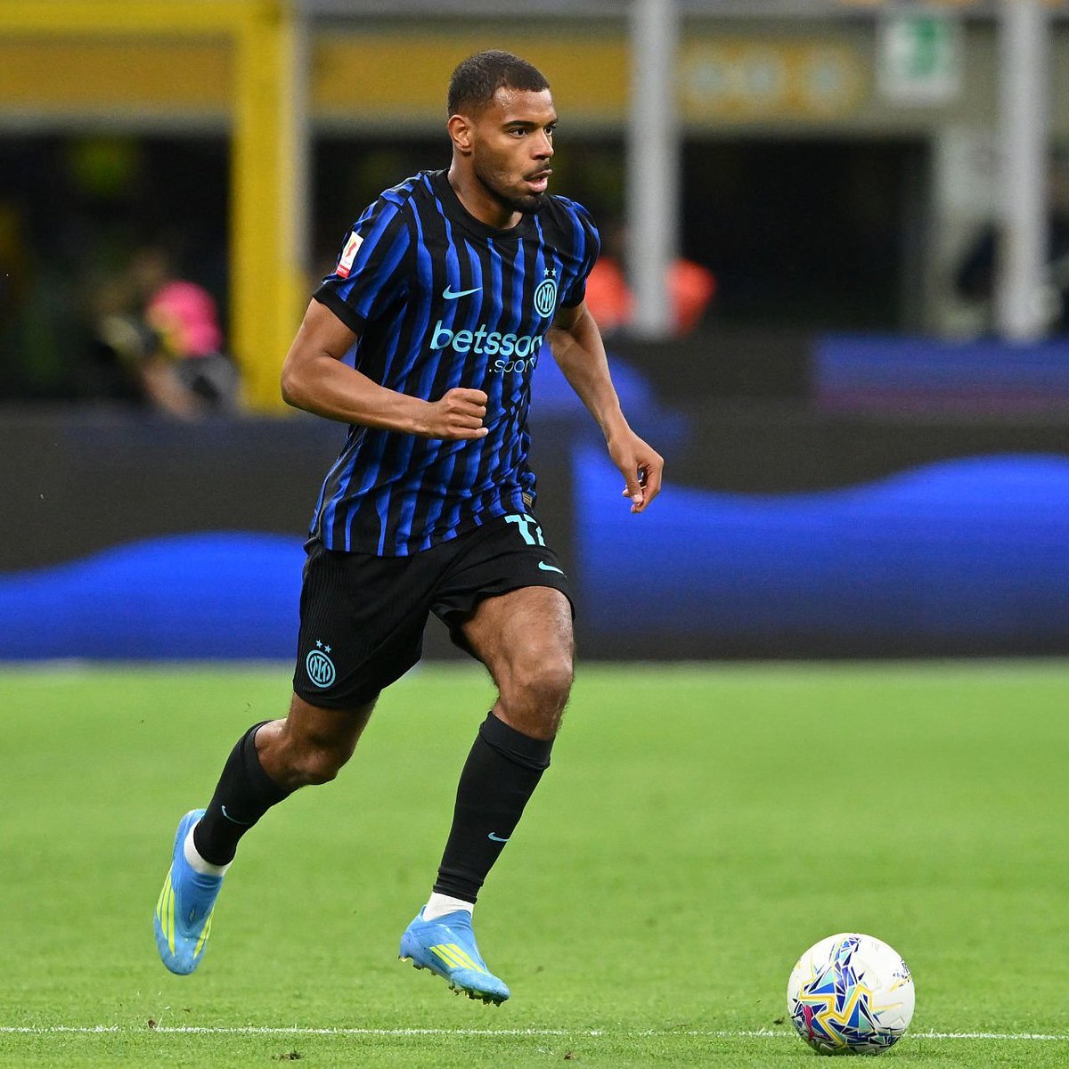 Inter_Xtra's tweet image. 🚨 At the end of the season, #Inter will sit down with Andy Diouf to discuss the possibility of the 22-year-old CHANGING ROLES from a mezzala to a wingback. 🇫🇷

The club believes Diouf could progress more this way. 👀

[@fcin1908it via @GuarroPas]