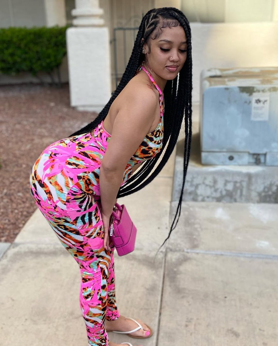 FinestBlossomm's tweet photo. bad b🐝 she stay to herself. https://t.co/1VTO4nS04K