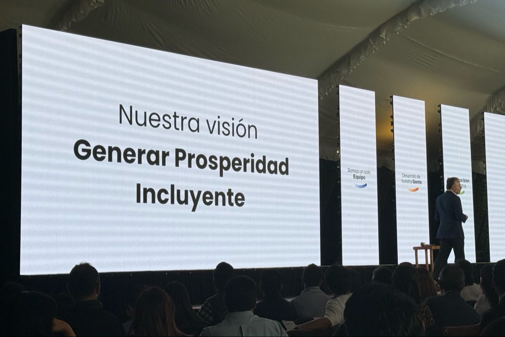 jmazpiroz's tweet photo. ¡Qué buenos datos está presentando @fdeceliere! En la Red de colaboradores de Banco Azteca, Elektra y PrestaPrenda el 1er trimestre del año se dieron +2,800 nuevos ingresos y +400 ascensos. Muestra clara de que vamos hacia adelante (aunque a algunos se les retuerza el hígado).🤣 https://t.co/nfgzyOIIzU