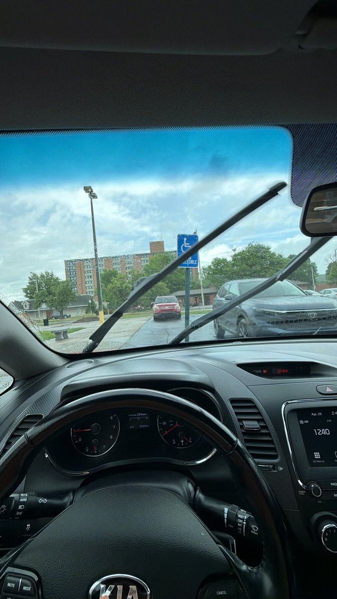 tygerrx's tweet photo. How am I supposed to crutch and carry an umbrella 😅😭😰 I hope everyone’s having a great day because I am 😘 #amputee #prosthetics https://t.co/ZuPW7wwlPr