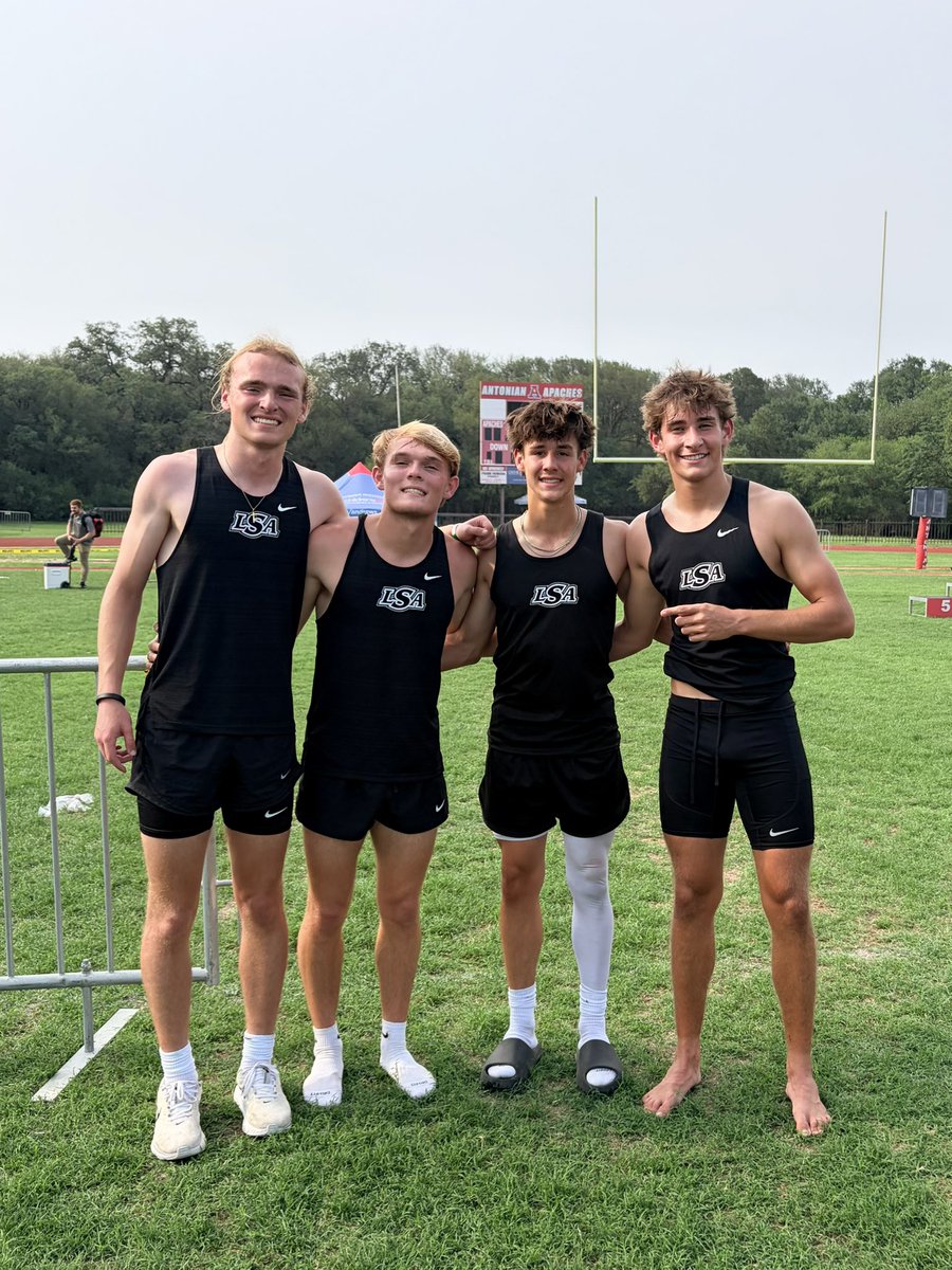 Carsonrocha2029's tweet image. Able to Qualify for 3 events in the Regional meet, and run all 3 again in the State meet. #freshman #track #co2029 #SouthPride #State @lsaathl 
4x100m split: 10.3sec
4x200m split: 22.7sec
4x400m split: 52.2sec
