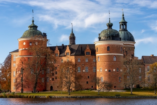 decastell's tweet photo. Fun Castle Fact: Gripsholm Castle
Did you know that Gripsholm Castle was a "Royal Prison" where King Erik XIV imprisoned his brother, Johan. When Johan took the throne, he imprisoned Erik in the same castle.
Location: Mariefred, Sweden
#castlefact #castlehistory https://t.co/zzlggAC3y1