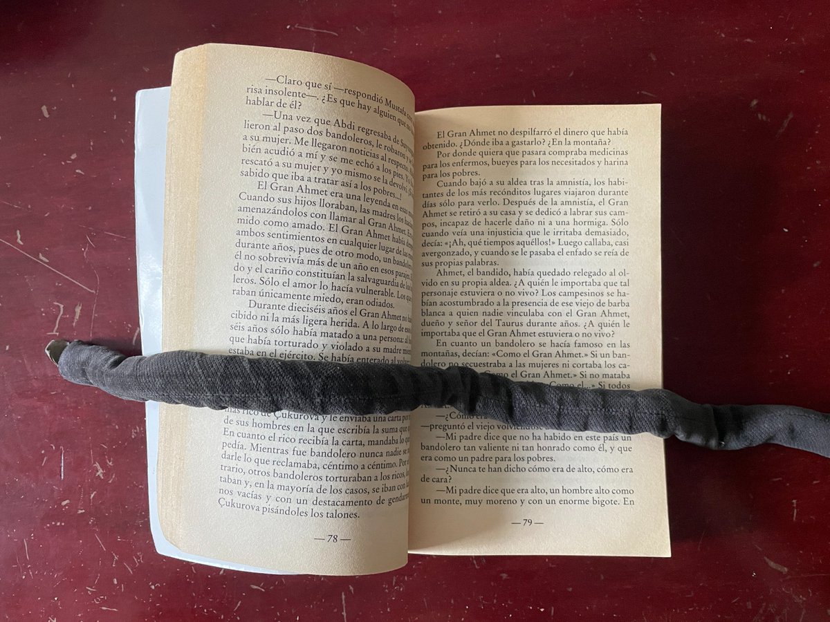 Radinitocmoi's tweet image. 1098. “Ahmet, el bandido, había quedado relegado al olvido en su propia aldea”

Yașar Kemal. El Halcón. Barcelona: Punto de Lectura. B.S.A., 2000

#Libros #Biblioteca #Library #Historia #Histoire #History #yașarkemal #literaturaturca #littératureturque #turkishliterature