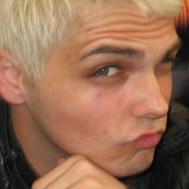Licuado de esmegma de Gerard way tweet media