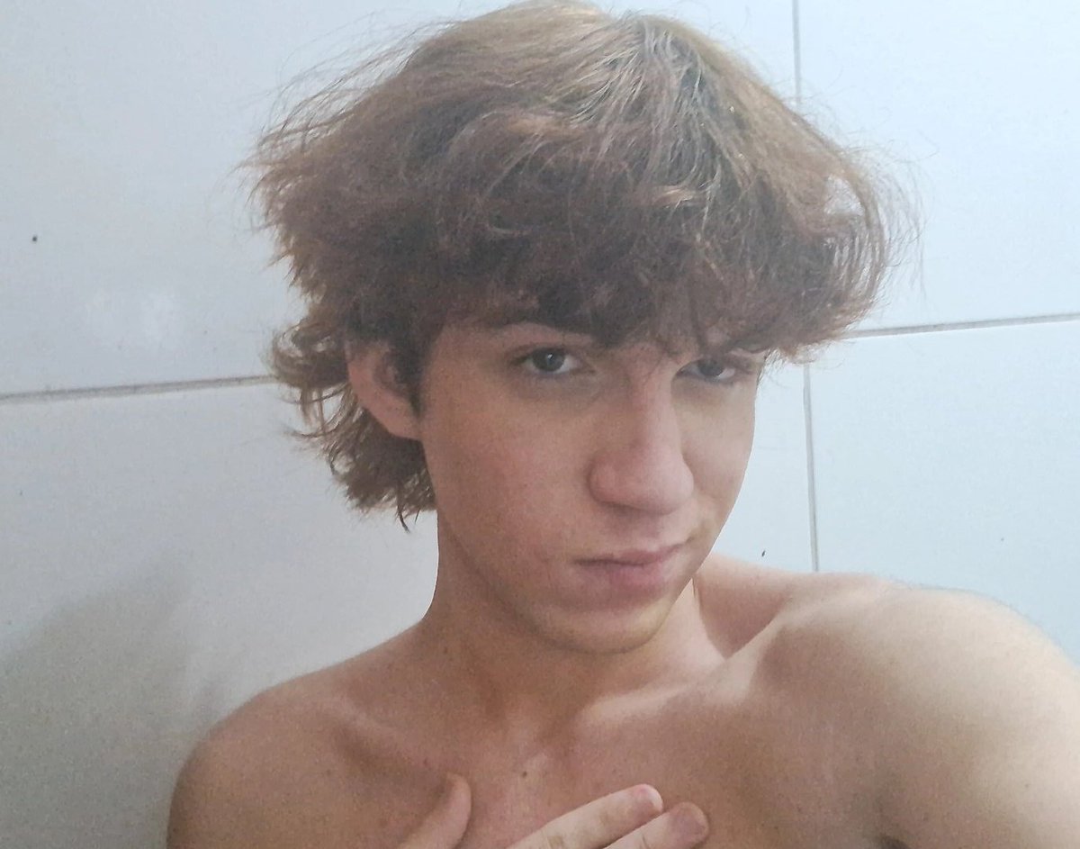 Resultado da minha franja,  quando eu tinha acabado de cortar  e taba molhado tava muito estranho. Seca ficou bem melhor