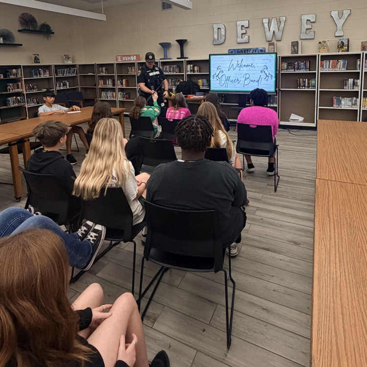 HumbleISD_CMS's tweet photo. 6th graders met real-world rockstars today! β¨ Volunteers shared their careers, from esthetician and pilot to police officer, physician's assistant, and small business owner. Big dreams got a boost! #TheColtWay https://t.co/c5puzXW4gc