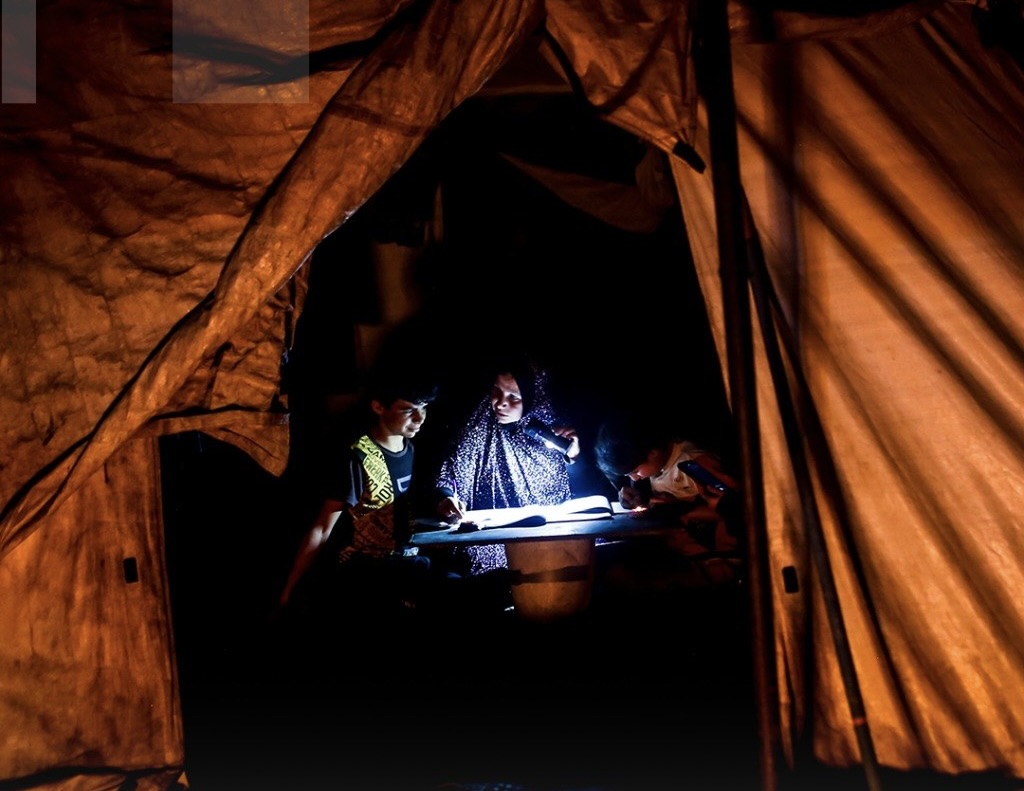 Abu_Salah9's tweet image. واحدة من الصور العظيمة والتي لن تُنسى من قطاع غزة

بعد تدمير كل النظام التعليمي في غزة

سيدة عظيمة تتحدى كل الظروف وتقوم بإستكمال تعليم أطفالها على إنارة ضوء الهاتف في إحدى الخيام المظلمة.