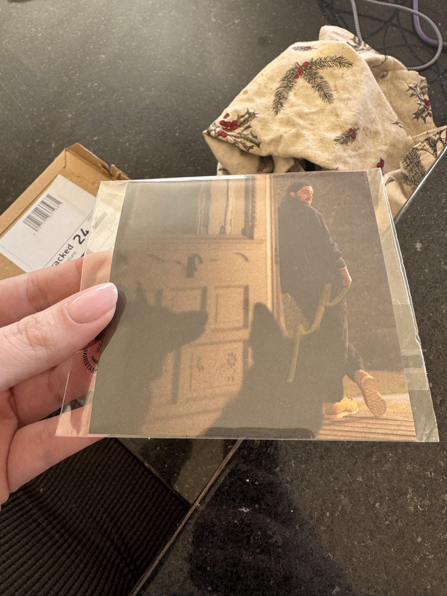 Rebecca_CW13's tweet photo. @KahanArchive You can barely even see mine lmao, I’m considering returning it 😅 https://t.co/azi0xRUwlE