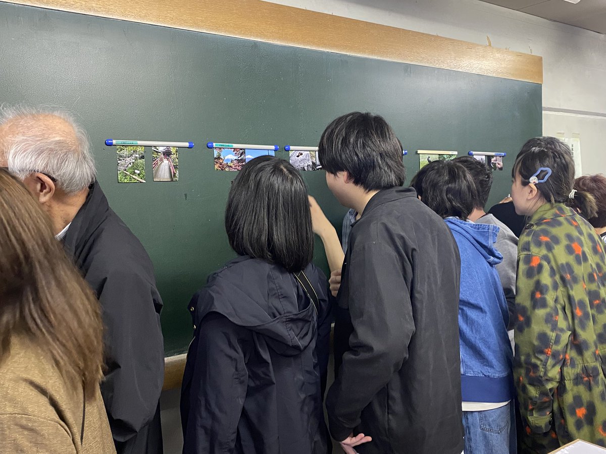 daisukeozaki's tweet photo. 昨日の写真教室、菅沼先生のおかげで、学生さんもたくさん来ていただき、無事に写真教室を開催することができました！！
写真はアイマスクしながら、ご飯を食べている様子とみんなで撮った写真と見ている様子です。
また秋にやりますので、みなさん、よろしくお願い致します。 https://t.co/g20NzECzFb