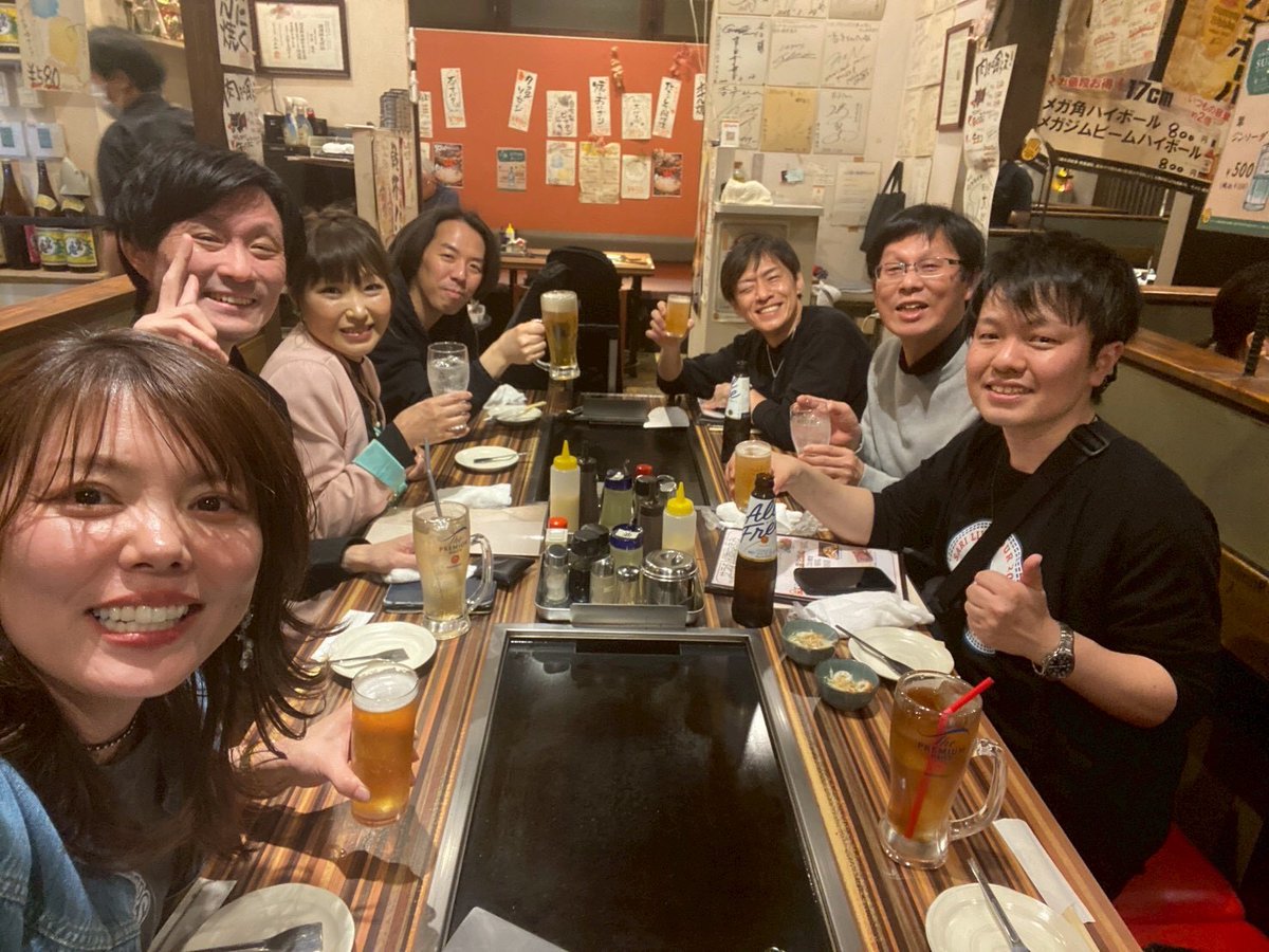 corona20210406's tweet image. #SARI ライブ
記憶の新しいうちシリーズ

軽く打ち上げ🍻
8人なので隣の人と2人×4で話す場面も🗣💬

まさ氏ごめ、隣私で🥺
言葉少な目の私達🌱
でも沈黙と感じない🌿
同い歳で同じ血液型🍃
まさ氏がZEST加入して10年以上
非言語でもわかりあえる🍀

写真撮り忘れたので家で作ったお好み焼き📸

 #ZEST