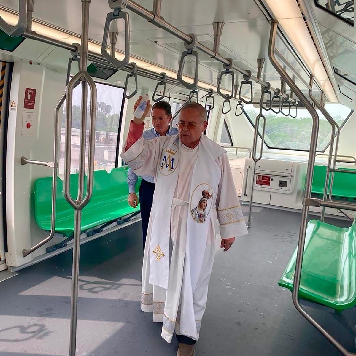 arandatamayo_'s tweet image. #Local Bueno, el nuevo monorriel de Nuevo León no está terminado pero ya está bendecido. 💦🙏🏼

Hoy el Gobernador del Estado supervisó las pruebas del monorriel y se subió al tren. 🏗️🚋✨ 

📸: Samuel García