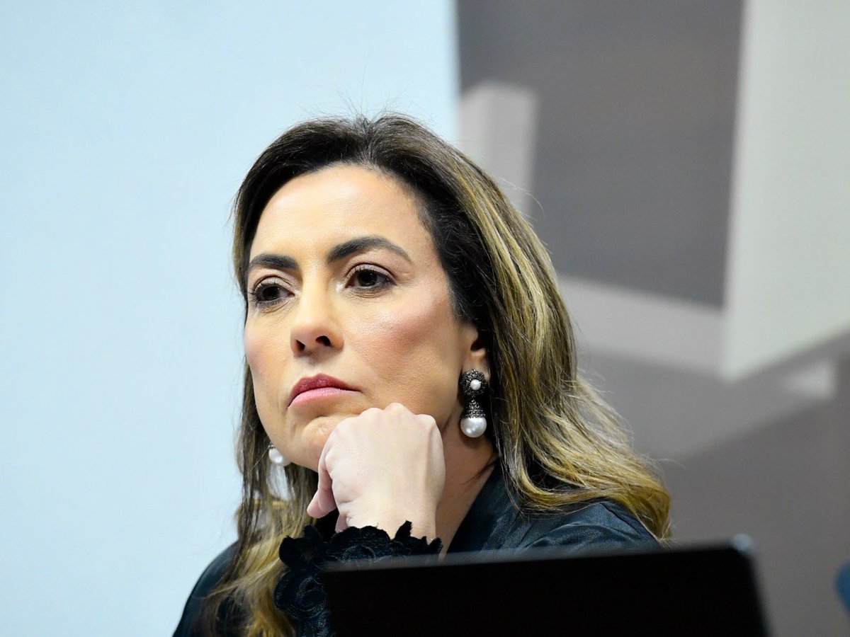 Quando você estiver se sentindo sozinha e desamparada, lembre-se da <a href="/SorayaThronicke/">SorayaThronicke</a>, que não tem nenhum amigo no STF!
E nem terá!  😂