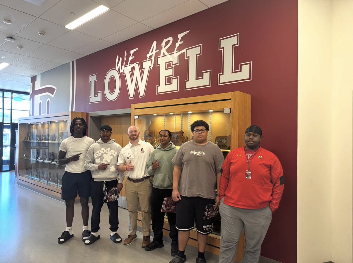 AlyjahMendez's tweet image. Blessed to connect with Coach Roadman ( @CoachRoadman ) from Springfield College ( @_SCFootball ) today at Lowell High. The journey continues… 📈
#RecruitMe #ClassOf2028 #DB #WR #LowellFootball