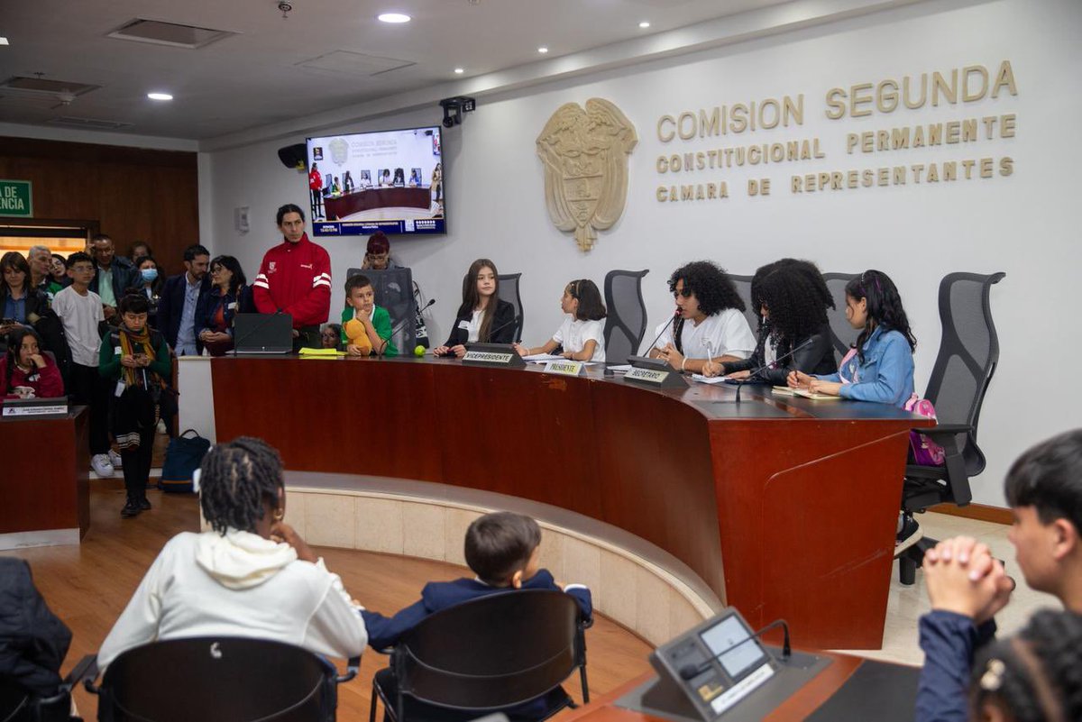 ICBFColombia's tweet photo. #AbrilConLaNiñez | En el marco del «Día de los Niños, Niñas y Adolescentes Congresistas», más de 40 niñas, niños y adolescentes de todo el país llegaron al Congreso para alzar su voz sobre salud mental, violencias, reclutamiento y acceso al arte y la cultura. https://t.co/z9v1zbDX67