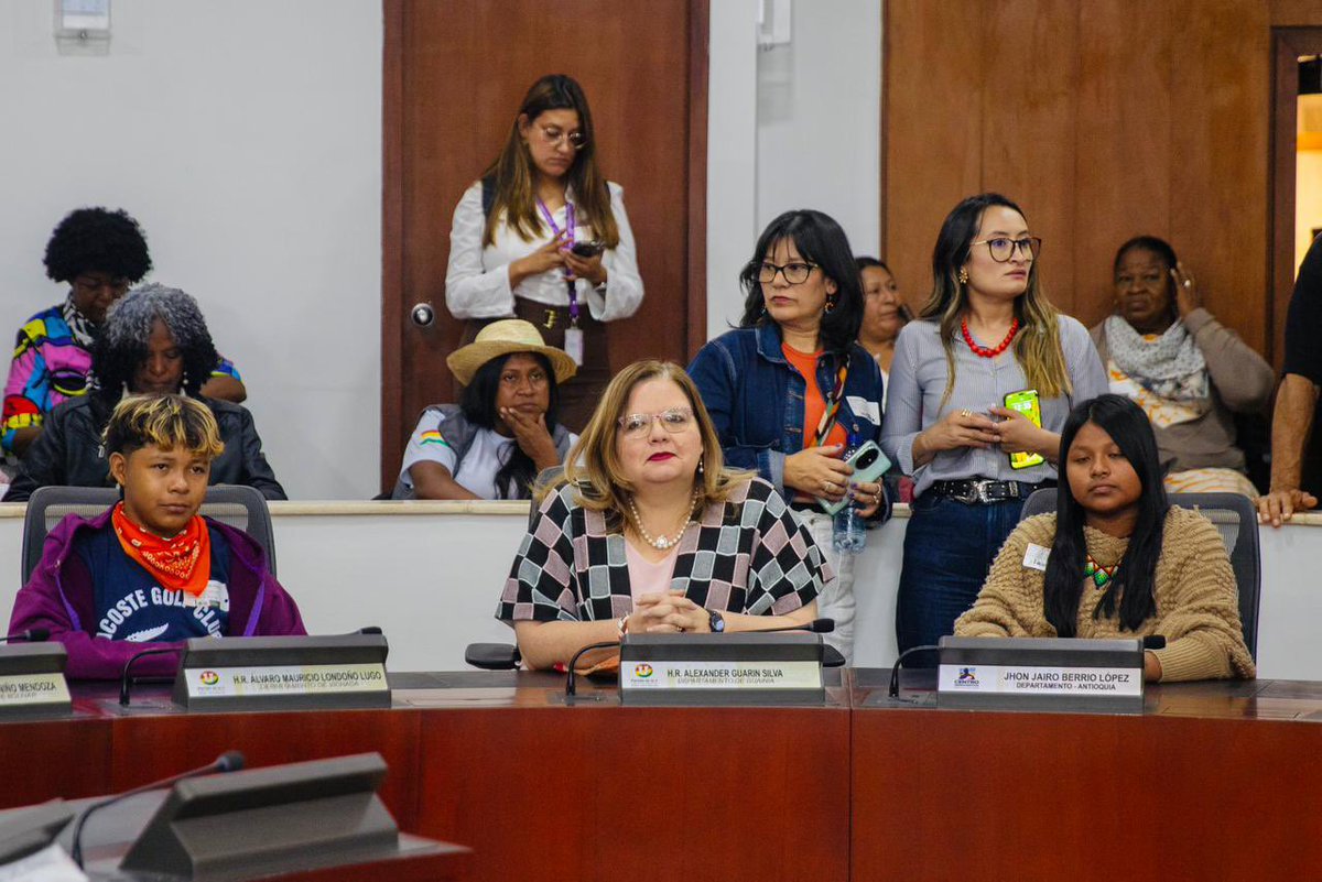 ICBFColombia's tweet photo. #AbrilConLaNiñez | En el marco del «Día de los Niños, Niñas y Adolescentes Congresistas», más de 40 niñas, niños y adolescentes de todo el país llegaron al Congreso para alzar su voz sobre salud mental, violencias, reclutamiento y acceso al arte y la cultura. https://t.co/z9v1zbDX67