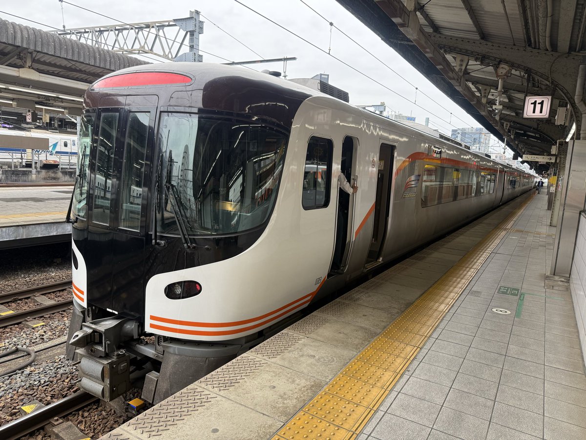 t2ya103's tweet photo. 名古屋から中央線���乗りますが、人身事故で無事行程終了しました。腹いせにきしめん食べてます。ひだもGW仕様の8両 https://t.co/k1A4gJer5D