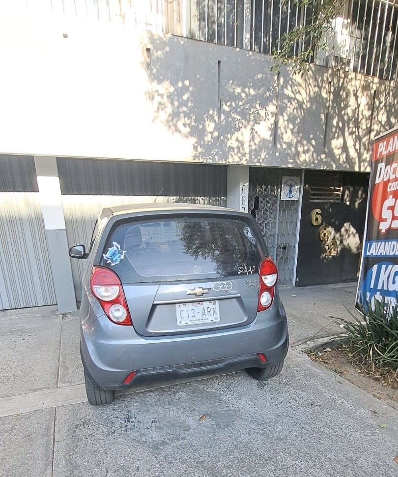 edurand25's tweet photo. #autobanquetero #TránsitoGCDMX 
Automóvil obstruyendo completamente la banqueta y paso peatonal.
5 de febrero 662. Entre Cádiz y Soria @BJAlcaldia @OVIALCDMX @SSPCMexico @UCS_GCDMX https://t.co/2sqwfHj9xx