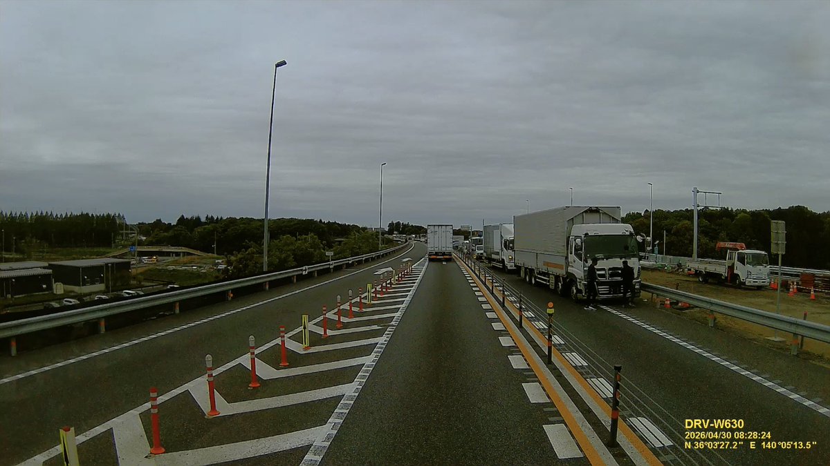 Goddaddy23's tweet photo. 圏央道外回りつくば中央IC付近で車線塞がってます。 https://t.co/zE16aF4IgA