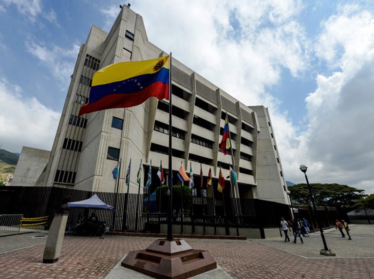 espectadorccs's tweet photo. Siguen los cambios en el TSJ, hay vacantes 16 cargos de magistrados https://t.co/unoPXntliR https://t.co/TS0PIo3Cb4