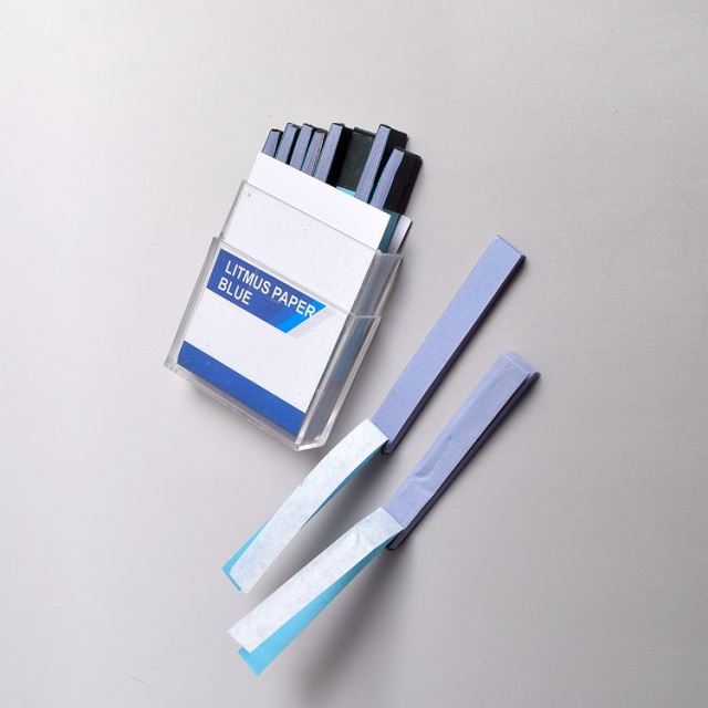 labchoiceaus's tweet image. Litmus test paper strips, acid/base indicator type. Fast pH check for acids and bases in routine lab work. Dip briefly, compare colour change. #Litmus #pH #TestStrips #LabChoiceAustralia