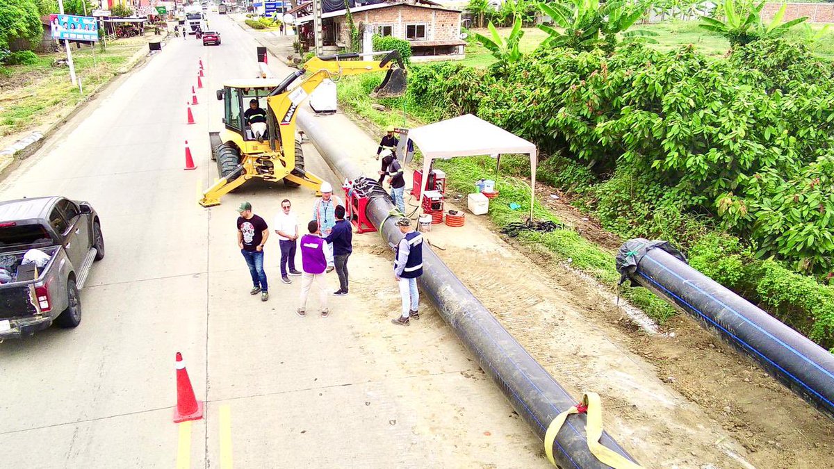 MIT_Ecuador's tweet photo. #Manabí | Avanzamos en la construcción del Sistema de Agua Potable – Fase III, en Chone. Verificamos la instalación de tuberías para la conducción de agua. 

👷Hemos colocado 7 kms de tubería, aproximadamente.
✅Esta obra beneficiará a 131.000 habitantes. 
✅El director distrital Tony Quiroz, junto al gerente de Reconstrucción, Derinson Romo participaron en el recorrido de esta obra que fortalecerá el sistema de abastecimiento de agua potable en la ciudad y permitirá garantizar un servicio más seguro, continuo y de calidad.

#ElNuevoEcuador