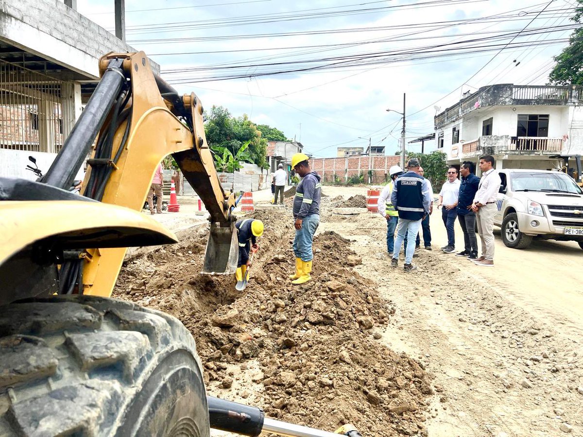 MIT_Ecuador's tweet photo. #Manabí | Avanzamos en la construcción del Sistema de Agua Potable – Fase III, en Chone. Verificamos la instalación de tuberías para la conducción de agua. 

👷Hemos colocado 7 kms de tubería, aproximadamente.
✅Esta obra beneficiará a 131.000 habitantes. 
✅El director distrital Tony Quiroz, junto al gerente de Reconstrucción, Derinson Romo participaron en el recorrido de esta obra que fortalecerá el sistema de abastecimiento de agua potable en la ciudad y permitirá garantizar un servicio más seguro, continuo y de calidad.

#ElNuevoEcuador