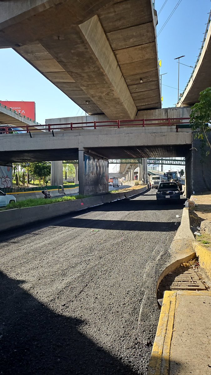 Ismarqui's tweet photo. @WRADIOMexico  ya tiene rato que empezaron a desviar y a parar el tráfico para alfaltar, obras mal planeadas como siempre, esto es en periférico a la altura de parque toreo. En hora pico!!! https://t.co/WuPkOJNkkC