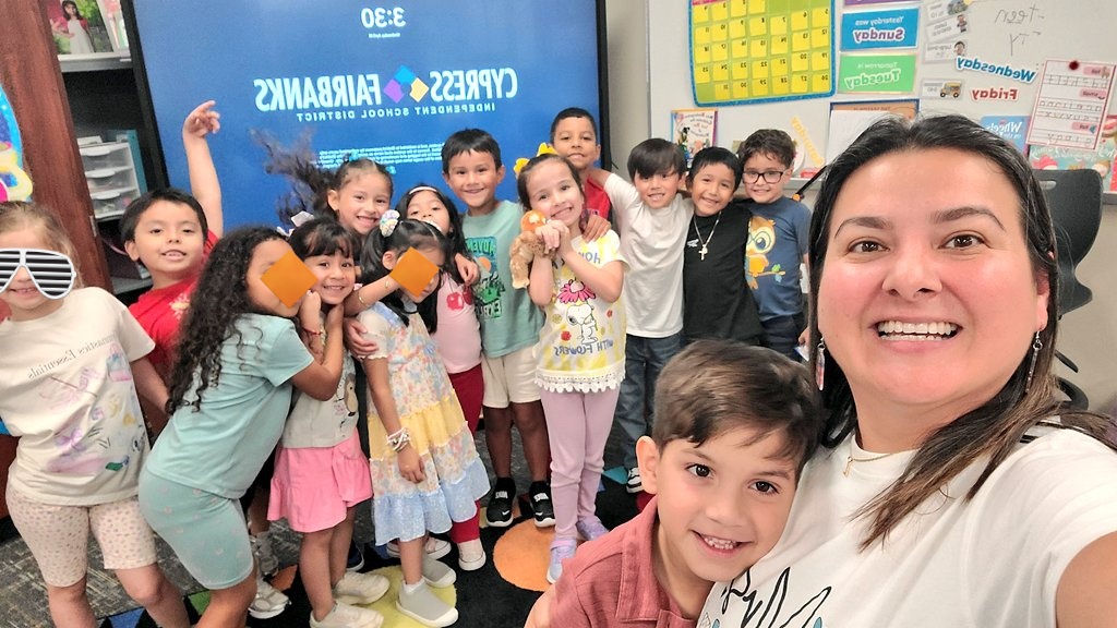 Ms_VillamizarBL's tweet photo. F for Friends and I want to say F is for Family... I love my chicks 🐣🐣🐣 #ABCCountdown #kindergarten #bilingual #Friends #Family #MRobPRIDE @CyFairISD @CFISDnoticias @MRobinsonElem https://t.co/FHg8DJedOM