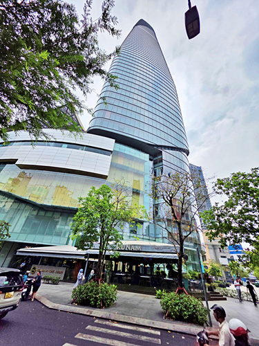 BaSnorkel's tweet image. See #HoChiMinhCity #Vietnam from the #Bitexco Tower! Shaped like a lotus bud, this modern icon offers a 360-degree view from the Skydeck. Catch sunset &amp;amp; discover the city's scale. Climb high! #SaigonSkydeck #Skyline backpackandsnorkel.com/Vietnam/Bitexc…