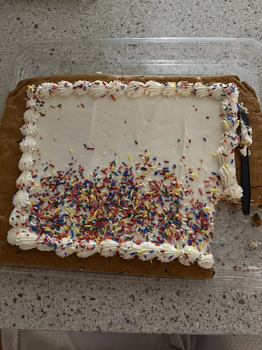 speakupfe's tweet photo. eating a cake because it would have been my birthday if I was born on this day https://t.co/CkfDPKbc0W