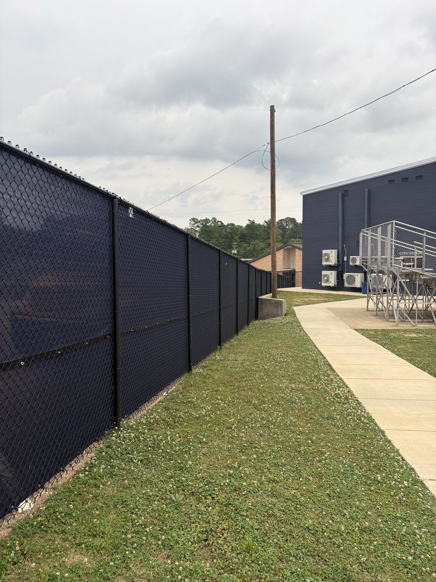RichardsonAth's tweet photo. A recent install service by Richardson Athletics.

This heavy-duty windscreen delivers lasting durability while completely upgrading the look and feel of your ballpark. Finished with a custom logo that puts your school pride front and center. https://t.co/wuaMGTIhDw