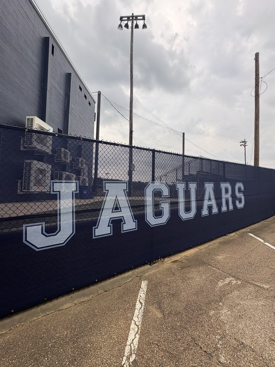 RichardsonAth's tweet photo. A recent install service by Richardson Athletics.

This heavy-duty windscreen delivers lasting durability while completely upgrading the look and feel of your ballpark. Finished with a custom logo that puts your school pride front and center. https://t.co/wuaMGTIhDw