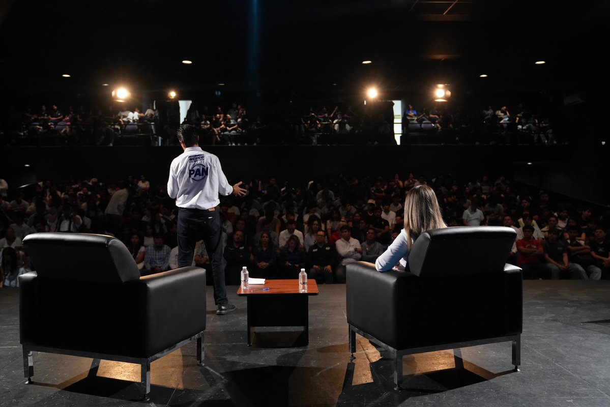 🔵 En la <a href="/uasoficialmx/">UAS Oficial</a> lo más importante fue escuchar. 🇲🇽

Hoy, junto a <a href="/dani_aguilarrod/">Daniela Aguilar</a>, nos reunimos con las y los jóvenes de Sinaloa para platicar de su presente, de sus retos y de todo lo que quieren cambiar.

Estoy convencido de algo: este momento es suyo. El futuro no se