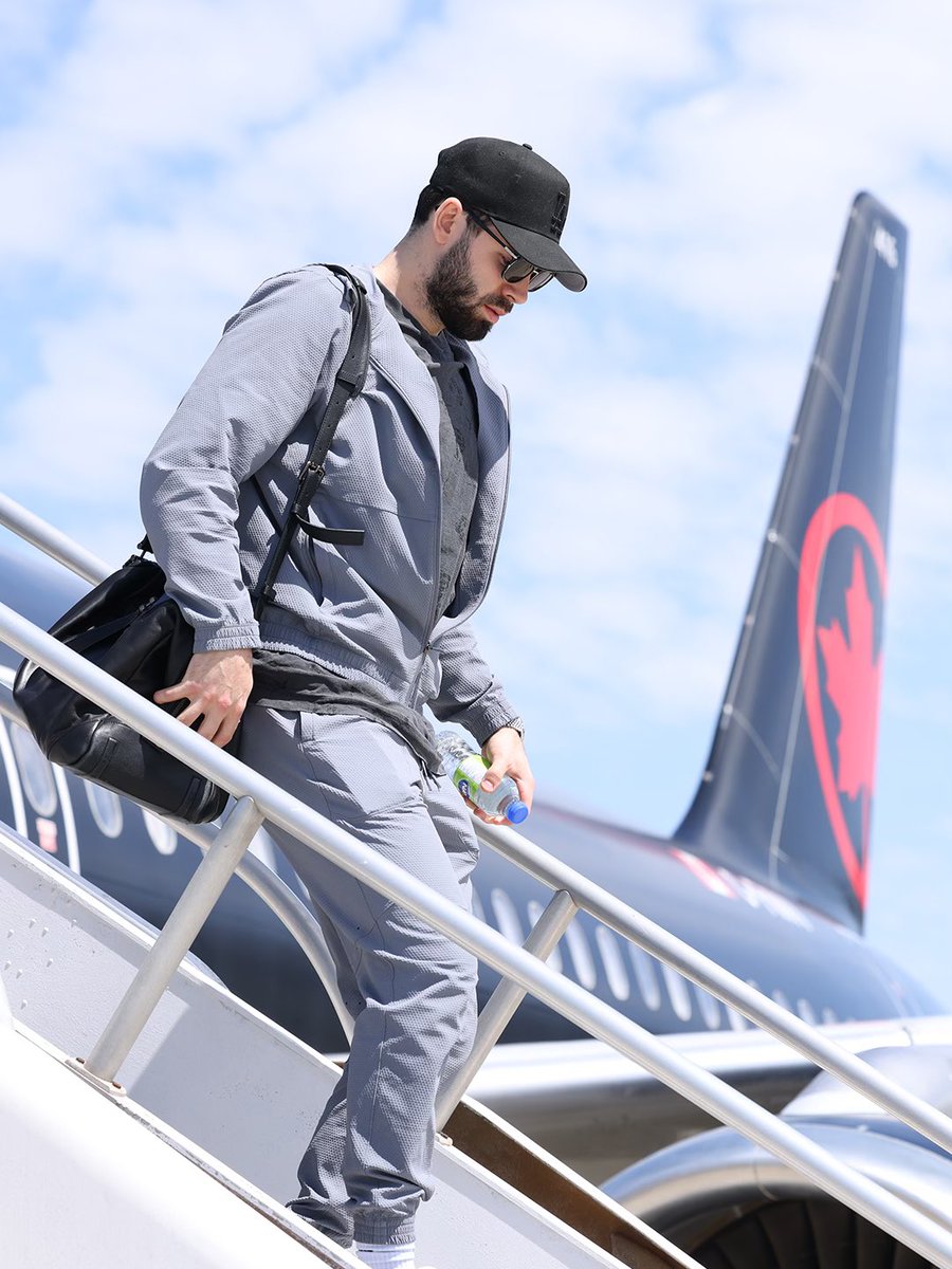 EdmontonOilers's tweet photo. Anaheim arrival 🛬 #LetsGoOilers https://t.co/Gt0LJIrXNL