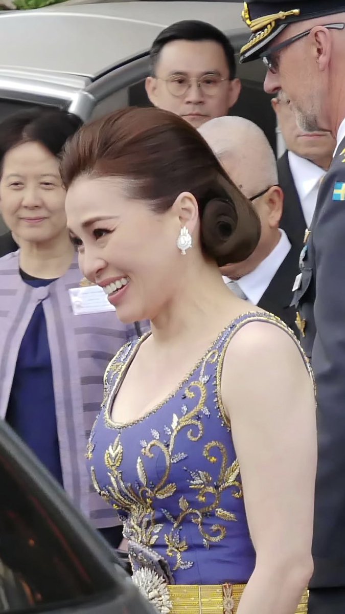 Iamloukkade's tweet image. พระกุณฑลคู่นี้ช่างงามยิ่งเพคะ

    “𝙰𝚗 𝚎𝚡𝚚𝚞𝚒𝚜𝚒𝚝𝚎 𝚝𝚘𝚞𝚌𝚑 𝚝𝚑𝚊𝚝 𝚌𝚘𝚖𝚙𝚕𝚎𝚝𝚎𝚜 𝚊 𝚕𝚘𝚘𝚔 𝚍𝚎𝚏𝚒𝚗𝚎𝚍 𝚋𝚢 𝚍𝚒𝚐𝚗𝚒𝚝𝚢 𝚊𝚗𝚍 𝚌𝚑𝚊𝚛𝚖.”

#king 
#queen 
#sweden 
#today 
#thailand