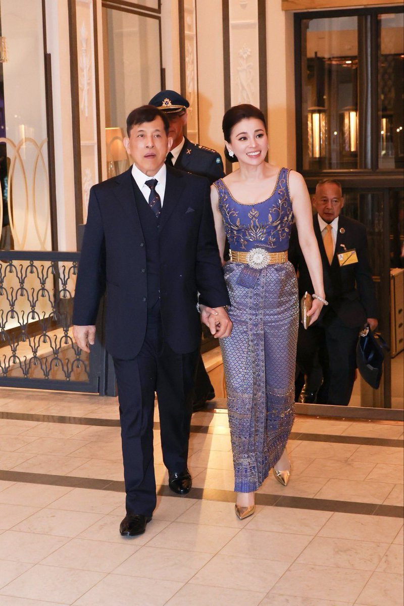 Iamloukkade's tweet image. พระกุณฑลคู่นี้ช่างงามยิ่งเพคะ

    “𝙰𝚗 𝚎𝚡𝚚𝚞𝚒𝚜𝚒𝚝𝚎 𝚝𝚘𝚞𝚌𝚑 𝚝𝚑𝚊𝚝 𝚌𝚘𝚖𝚙𝚕𝚎𝚝𝚎𝚜 𝚊 𝚕𝚘𝚘𝚔 𝚍𝚎𝚏𝚒𝚗𝚎𝚍 𝚋𝚢 𝚍𝚒𝚐𝚗𝚒𝚝𝚢 𝚊𝚗𝚍 𝚌𝚑𝚊𝚛𝚖.”

#king 
#queen 
#sweden 
#today 
#thailand