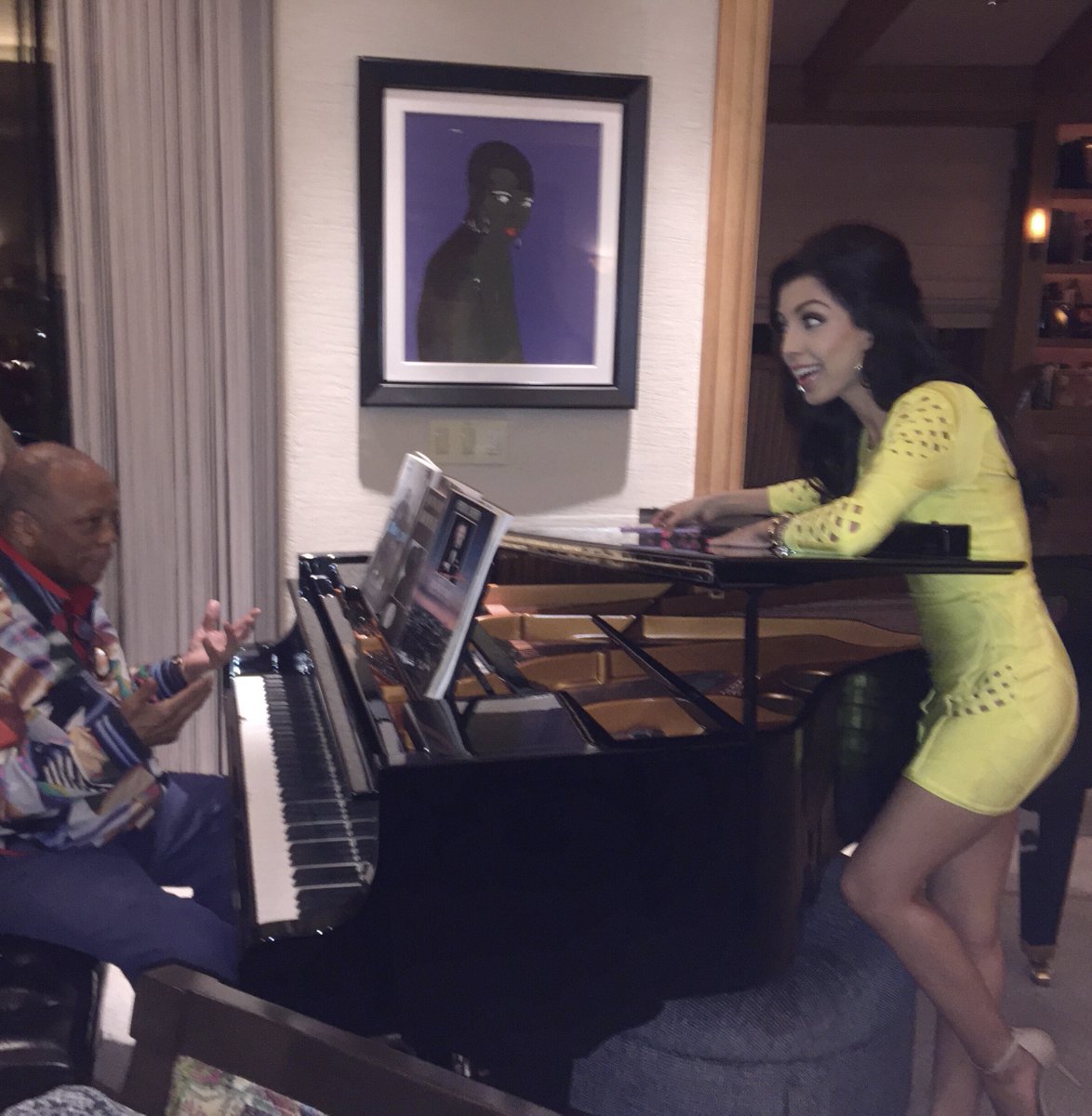 RoxyDarr's tweet image. 💛 Behind the scenes with the late great Quincy Jones, miss him - always had a great time jamming with this music legend ❤️ #behindthescenes #bts #setlife #quincyjones #filmset #cinematic #filmmakerlife #actorslife #onset