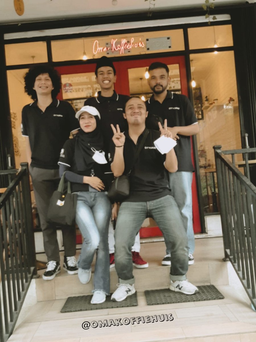 omakoffiehuis's tweet image. Bener bener ya OMA Koffiehuis  senyaman ini, makanan &amp;amp; minumannya enak enak, suasananya nyaman, cocok untuk kumpul, nongkrong bahkan kerja disini, yuk mampir!

📍 OMA Koffiehuis
Ruko Maison Avenue - Kota Wisata Cibubur

#highlight #CoffeeTime #goodmorning