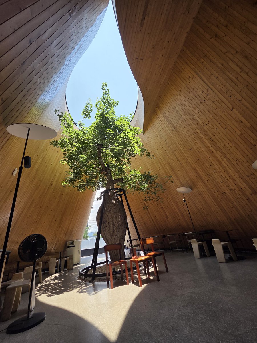 ร้านเป็นอีก1ร้านทีออกแบบมาสวย และกาแฟอร่อย Hurodoc บางแสน