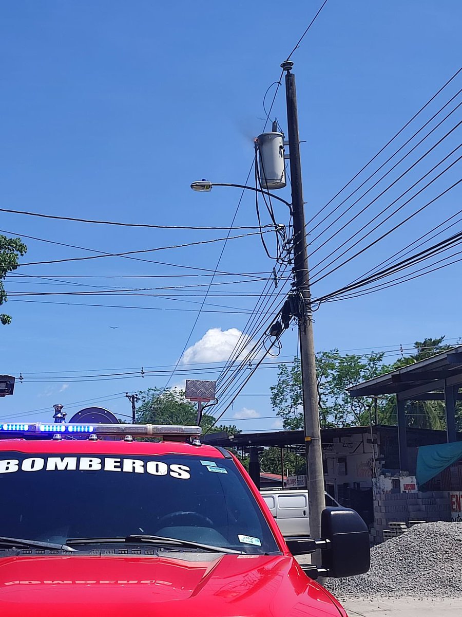 BCBRP's tweet photo. #CHIRIQUÍDOLEGA ⚡🔥
Unidades atendieron incendio en transformador, controlando la situación y evitando riesgos.
⚡ Mantén distancia de cables
⚡ Evita zonas energizadas
⚡ Reporta anomalías
🚨 Prevención es clave
#BomberosChiriquí #Dolega #Emergencias 🚒 https://t.co/IyAVhXsSne