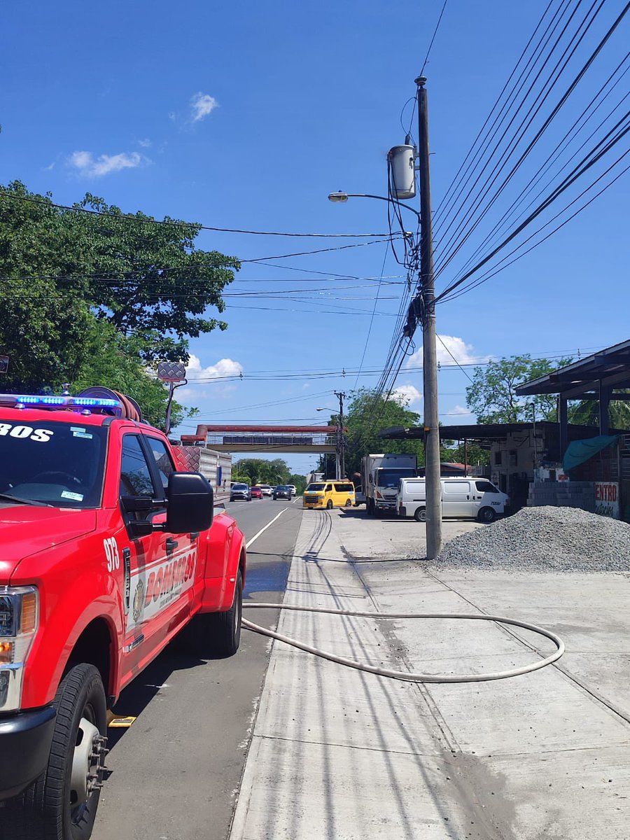 BCBRP's tweet photo. #CHIRIQUÍDOLEGA ⚡🔥
Unidades atendieron incendio en transformador, controlando la situación y evitando riesgos.
⚡ Mantén distancia de cables
⚡ Evita zonas energizadas
⚡ Reporta anomalías
🚨 Prevención es clave
#BomberosChiriquí #Dolega #Emergencias 🚒 https://t.co/IyAVhXsSne